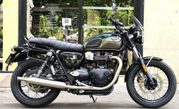 TRIUMPH BONNEVILLE T100 900