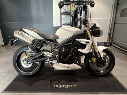 TRIUMPH STREET TRIPLE 675