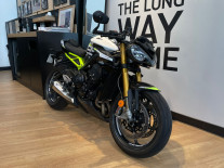 TRIUMPH STREET TRIPLE 795 MOTO 2 - 2700 KMS - JUIN 2023 - 1ERE MAIN - AIDE A LA VENTE